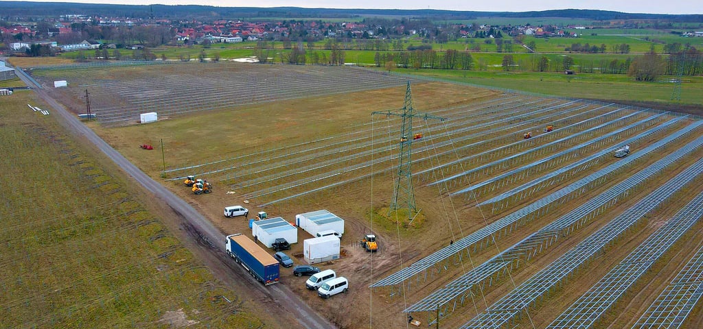Die Arbeiten für den „Solarpark Calvörde Ost“ laufen auf Hochtouren. Die Module werden auf Tragkonstruktionen aus Aluminium und Stahl aufgeschraubt. Die Modultische werden an den Stahlstützen montiert, welche durch Rahmen etwa 1,5 Meter tief ins Erdreich eingetrieben werden. Der erzeugte Strom soll in das öffentliche Netz eingespeist werden.