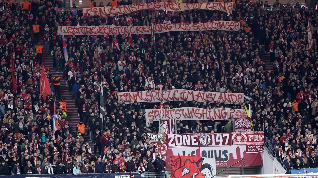 RB-Fans protestieren gegen den geplanten DFL-Investoreneinstieg.