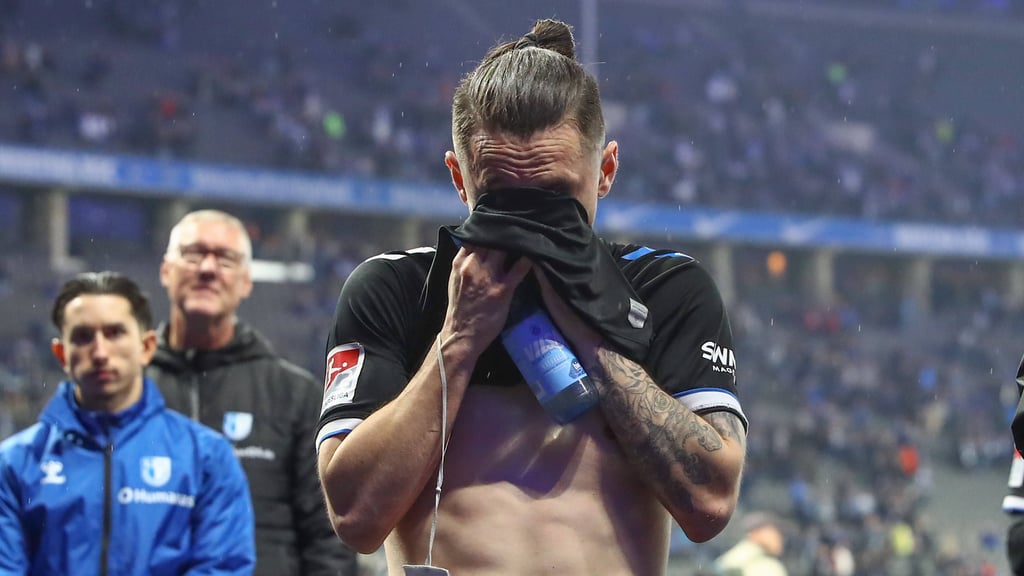 Der Kapitän vom 1. FC Magdeburg, Baris Atik, enttäuscht nach der Niederlage gegen Hertha BSC Berlin. Trotz hartem Kampf in Unterzahl, verlor der FCM.