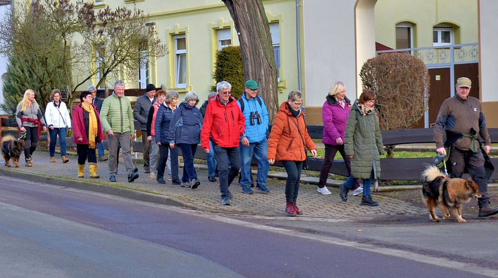 Mit einer geselligen Wanderung rund um Altenweddingen begannen die Veranstaltungen des Heimatvereins in diesem Jahr. Daran änderte auch der Matsch an manchen Stellen des Weges nichts.