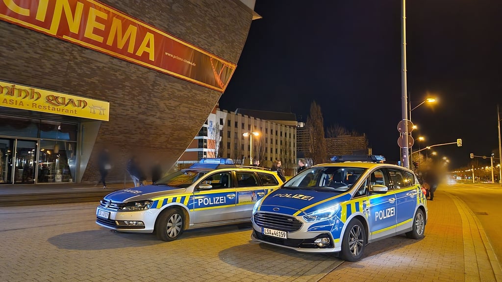 Polizei vor dem Neustadt-Centrum in Halle-Neustadt.
