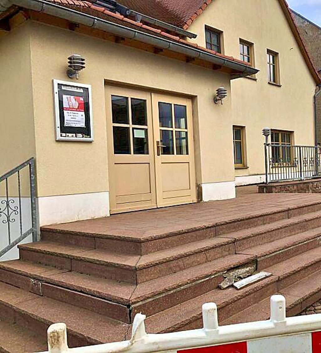 Die Schäden an der Treppe sind deutlich sichtbar.