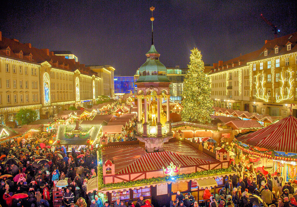 Beliebtes Volksfest in der Adventszeit: der Magdeburger Weihnachtsmarkt auf dem Alten Markt. Die Fäden rund um die Großveranstaltung laufen in der Weihnachtsmarkt-Gesellschaft zusammen. Diese hat wohl bald einen Anteilseigner weniger.