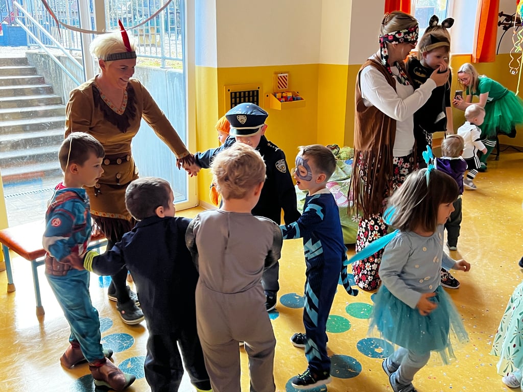 Auch in der Klietzer Kita - hier bei der Faschingsfeier - steigen die Kosten für die Kaltverpflegung.
