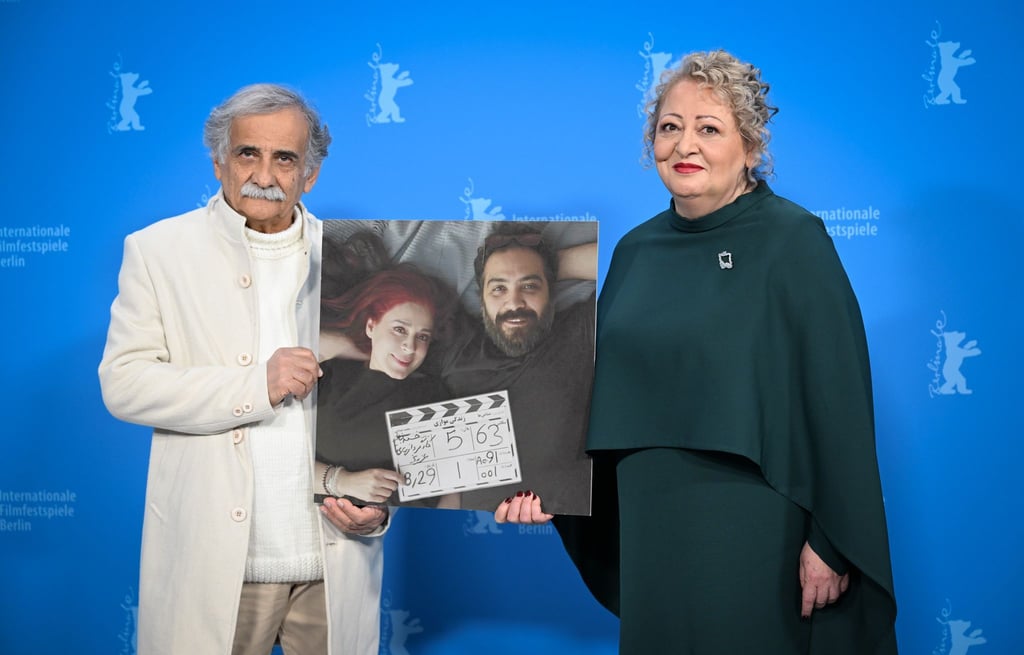 Die Schauspieler Esmail Mehrabi (l) und Lily Farhadpour kamen ohne ihre Regisseure zur Berlinale - zeigten sie aber auf einem Foto.