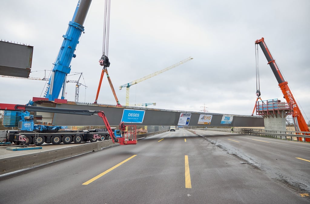 Auf einer Baustelle an der A7 wird ein sogenannter Überflieger eingesetzt.