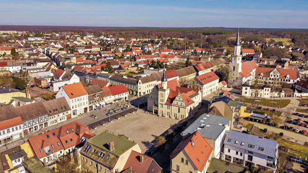 Etwa 58 Prozent aller Wahlberechtigten Coswigs leben in der Kernstadt. Hier ein Blick aus der Vogelperspektive auf Markplatz und Rathaus.