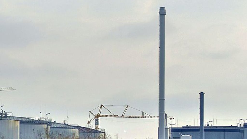 Über hohe Essen wird das Gas abgeleitet und abgefackelt.