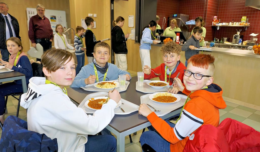 Til (2. v. r.) und seine Freunde lassen es sich in der neuen Mensa zum ersten Mal schmecken.
