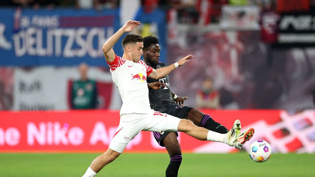 Leipzigs Christoph Baumgartner (l.) im Duell mit Alphonso Davies vom FC Bayern.