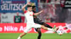 Leipzigs Christoph Baumgartner (l.) im Duell mit Alphonso Davies vom FC Bayern.