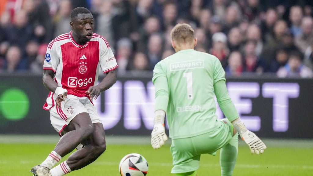 Brian Brobbey im Duell mit NEC-Schlussmann Jasper Cillessen.