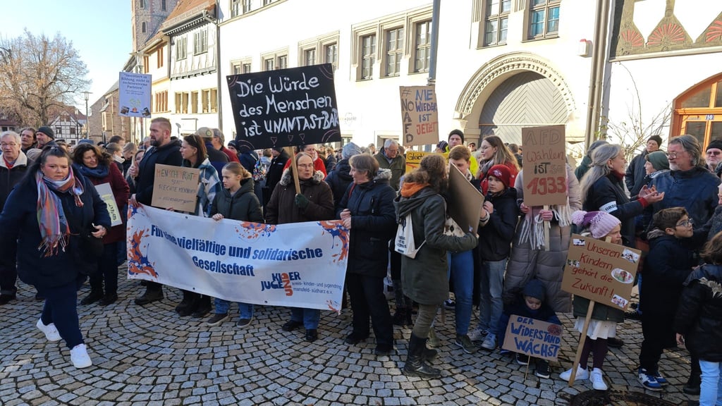 Mit Spruchbändern und Plakaten demonstrierten die Teilnehmer in Sangerhausen für ein weltoffenes Deutschland.