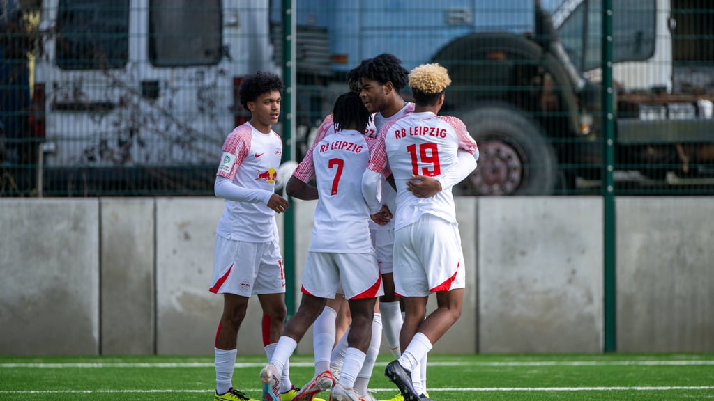 Faik Sakar (l.) und Joyeux Masanka Bungi (2.v.r.) trafen für die U17 von RB Leipzig.