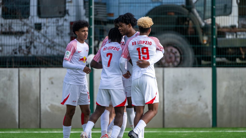 Faik Sakar (l.) und Joyeux Masanka Bungi (2.v.r.) trafen für die U17 von RB Leipzig.