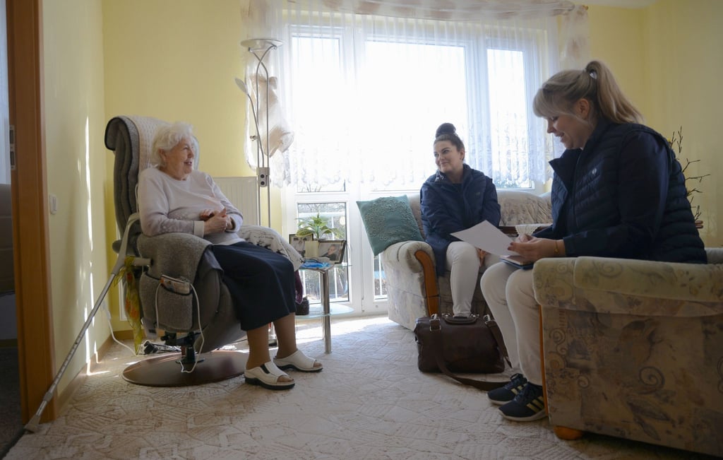 Die Landärztin Anne Becker (r) stattet zusammen mit ihrer Angestellten Monique Görl ihrer Patientin Lisa Preis (l) einen Hausbesuch ab.