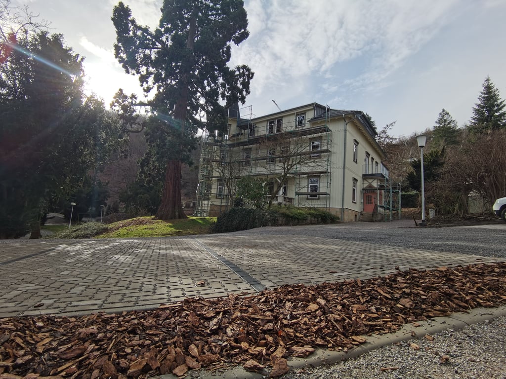 Die Villa von der Gnauck-Kühne-Straße aus gesehen. Noch prägt ein Baugerüst die Ansicht der ehemaligen Forstverwaltung.