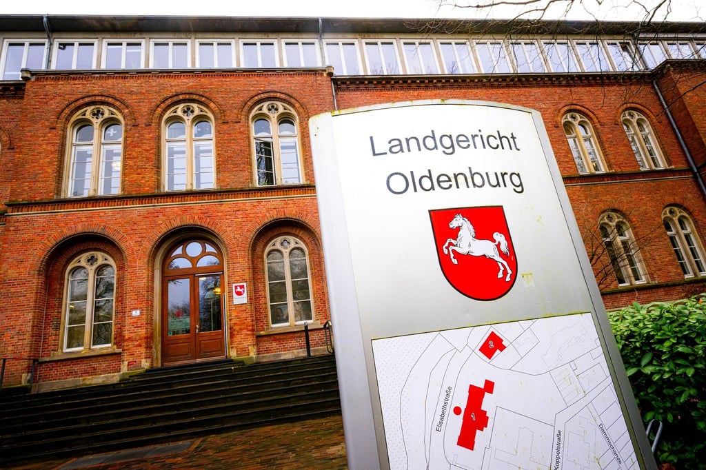 Ein Schild mit der Aufschrift „Landgericht Oldenburg“ steht vor dem Gerichtsgebäude. Die Staatsanwaltschaft wirft einem 64-Jährigen ehemaligen Manager des Möbelkonzerns Steinhoff Steuerhinterziehung in Millionenhöhe vor.