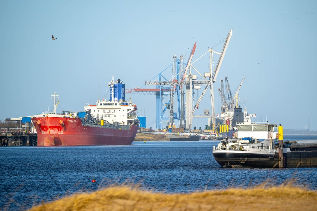 Schiffe liegen im Hafen von Brake. Auf dem Gelände vom Braker Hafen wird eine Anlage für die Produktion von Wasserstoff gebaut.