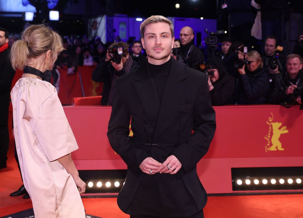 Jannik Schümann geht am Eröffnungsabend der Berlinale über den Roten Teppich.