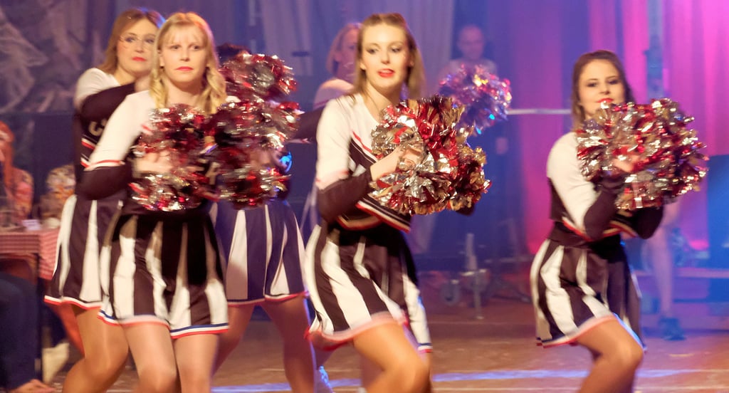 Eine Basketball-Mannschaft braucht auch Cheerleader. Diese stellen schwungvoll unter Beweis, dass sie fleißig trainiert haben.