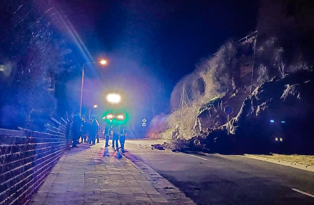 Am Sonnabend stürzten Teile der Nebraer Stadtmauer auf die Bundesstraße 250, die daraufhin voll gesperrt wurde.