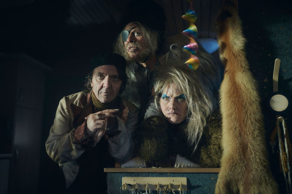 David Bennent (l) als Rumpelstilzchen, Moritz Führmann als Riese und Anna Schudt als Hexe in einer Szene des Films „Spuk unterm Riesenrad“.