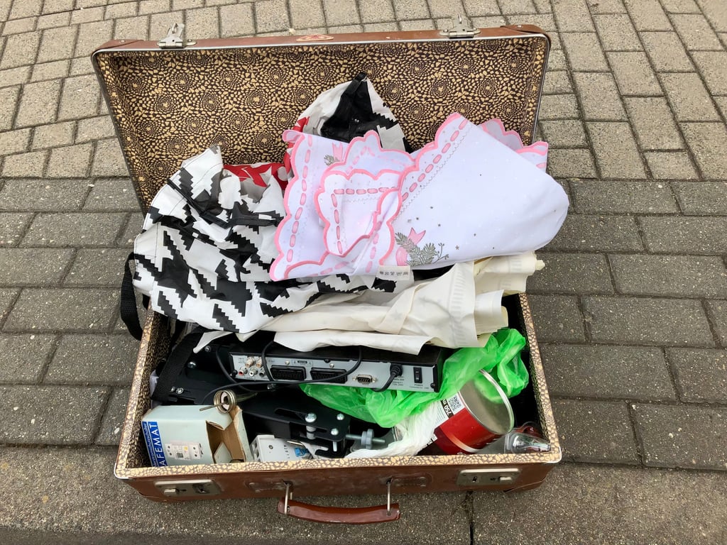 Der Polizeieinsatz endete zum Glück glimpflich. Der Koffer war keine Bombe, sondern mit Müll gefüllt.