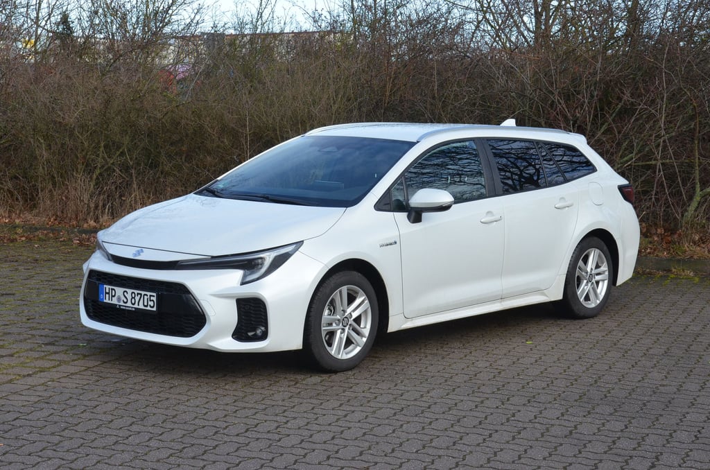 Der Kombi Suzuki Swace fährt mit einem Hybridantrieb.