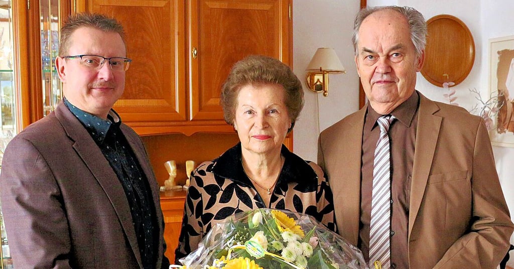Uwe Scholz (links) gratuliert den Eheleuten Brigitta und Wolfgang du Moulin zur Diamanthochzeit.