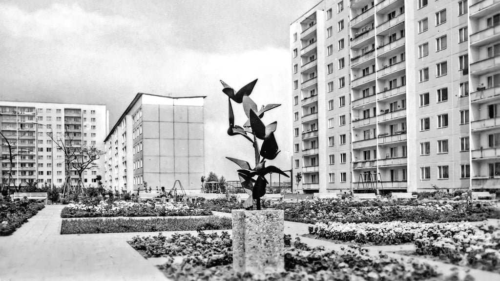 Der Taubenbrunnen in Neustadt war auch ein Motiv auf Postkarten. Hier in der Nähe wurde 1964 der Grundstein für die neue Stadt gelegt.