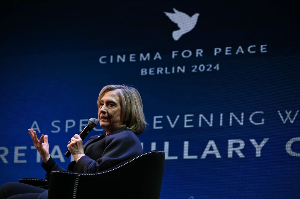 Hillary Clinton spricht beim Cinema for Peace „Special Evening with Hillary Clinton“ im Theater des Westens.