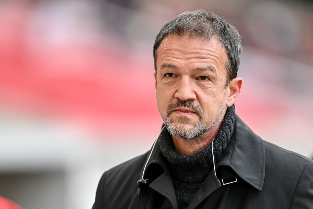 Fredi Bobic steht vor dem Spiel im Stadion. Bobic und Hertha befinden sich in einem Rechtsstreit.