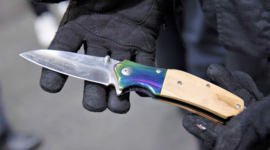 Ein Messer soll das Tatwerkzeug in der Auseinandersetzung vom 19. August 2023 gewesen sein, um die es jetzt vor dem Landgericht geht.