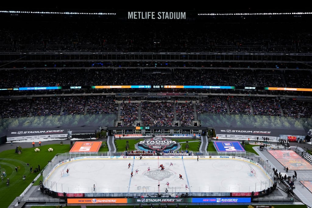 Das Spiel der New York Islanders gegen die New York Rangers fand vor 80.000 Zuschaern im MetLife Stadium statt.