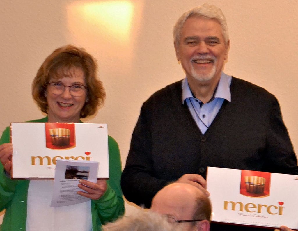 Schwarzenau bedankt sich auf Französisch bei der Vorsitzenden des Heimatvereins für das Engagement von ihr und ihrem Team.