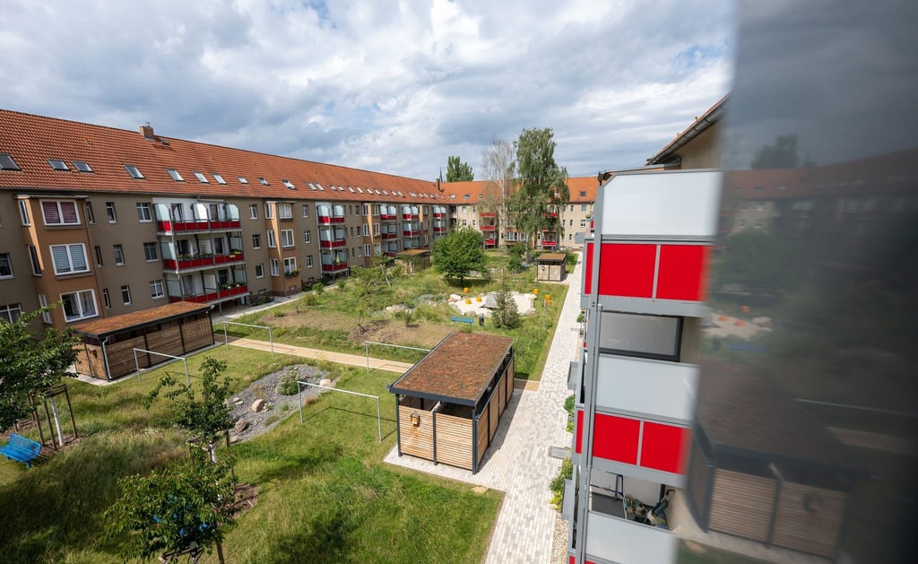 Blick in einen begrünten Innenhof der Genossenschaft Bauverein Halle im Lutherviertel.
