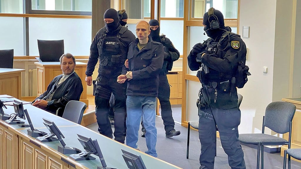 Stephan Balliet wird von Beamten einer Spezialeinheit der Justiz in den Saal des Magdeburger Landgerichtes geführt.
