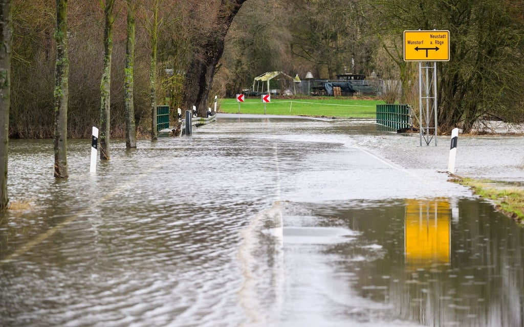 Der Fluss Leine überflutet eine Landstraße bei Bordenau in der Region Hannover. An mehreren Orten in Niedersachsen sind die Pegelstände einiger Flüsse weiterhin hoch.