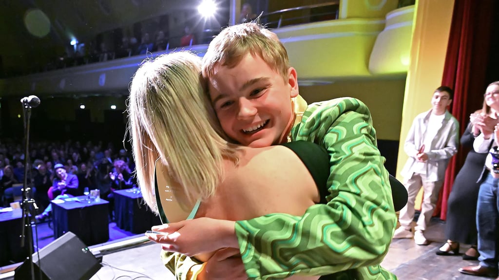 "Golden Ten"-Vorjahressiegerin Johanna Bremer gratuliert dem diesjährigen Gewinner Iven-Thore Boas. Er wird zum Pendant des Wettbewerbs in Armenien reisen.