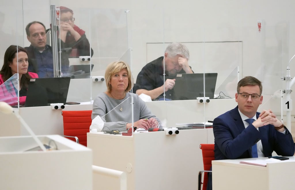 Die Abgeordneten der Linken verfolgen während der Landtagssitzung eine Aktuelle Stunde.