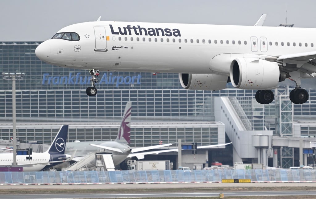 Ein Airbus A321 neo der Lufthansa landet am Frankfurter Flughafen.
