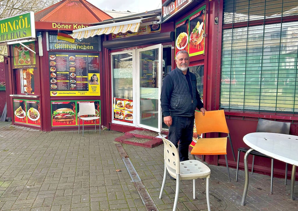 Imbiss-Betreiber Kasim Cigci räumt seinen Platz an der Magdeburger Salvador-Allende-Straße.