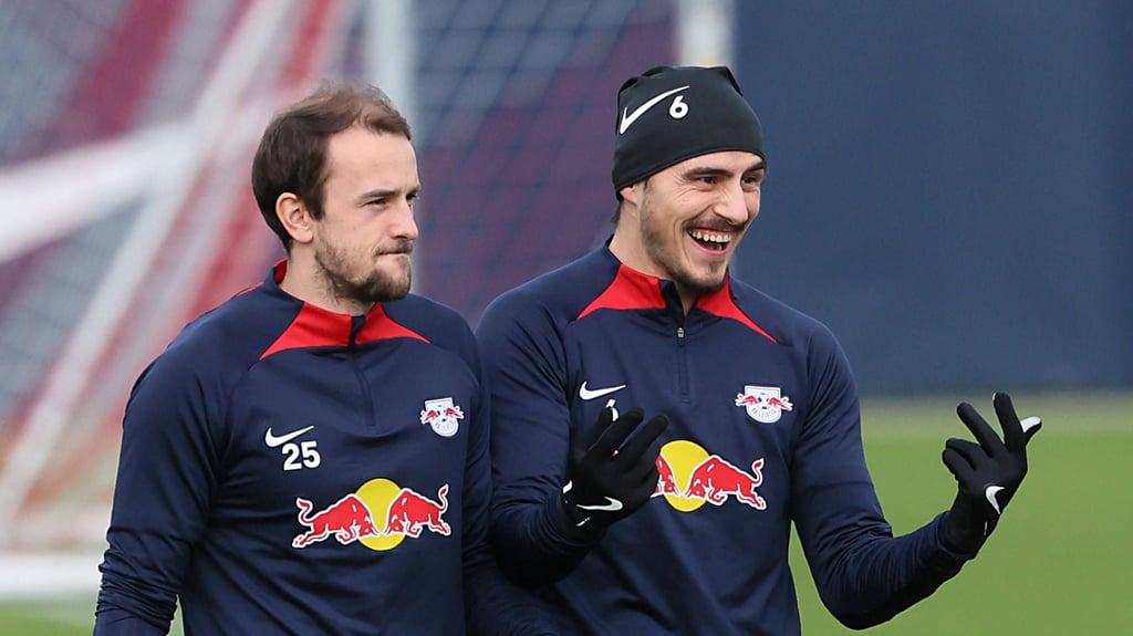 Gute Laune bei Leopold Zingerle und Eljif Elmas während des öffentlichen Trainings von RB Leipzig am Dienstag.