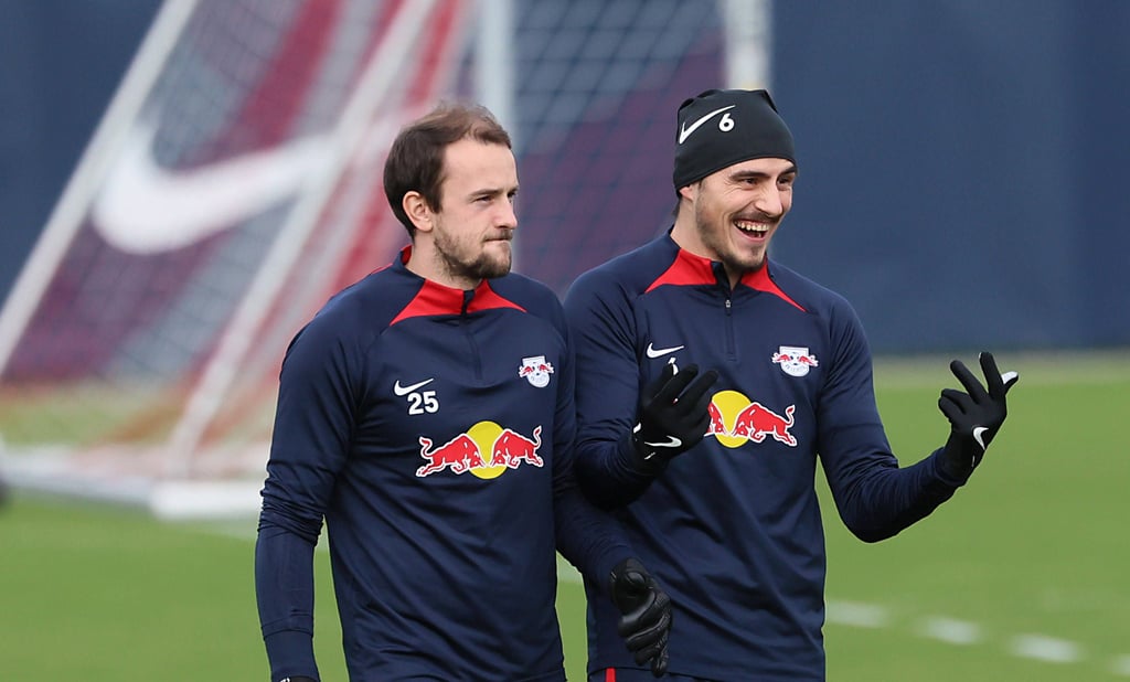 Gute Laune bei Leopold Zingerle und Eljif Elmas während des öffentlichen Trainings von RB Leipzig am Dienstag.