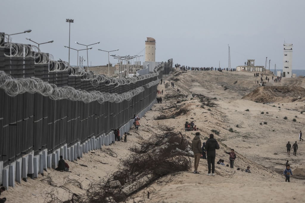 Vertriebene Palästinenser aus dem nördlichen Gazastreifen an der Mauer, die Ägypten und den Gazastreifen trennt.