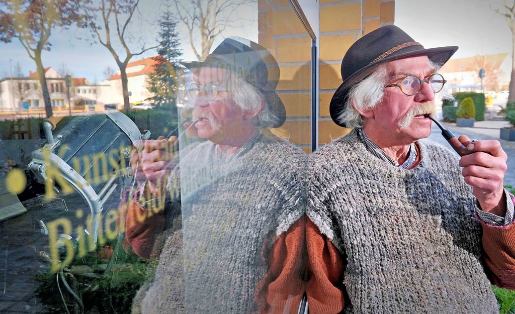 Der Maler und Grafiker Klaus D. Ullrich, wie man ihn kennt: mit Hut und Pfeife
