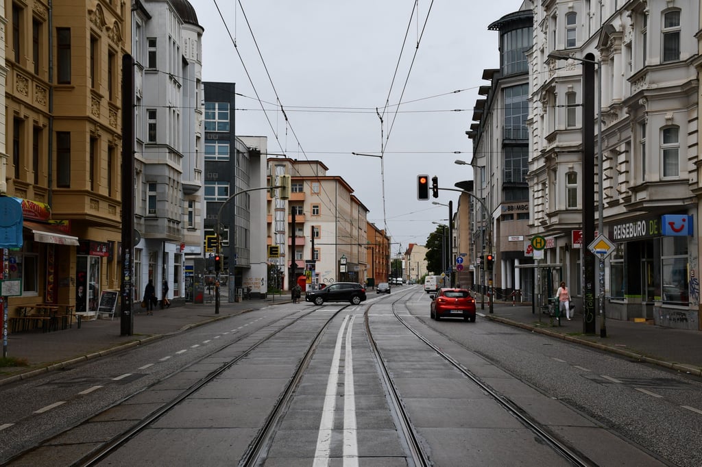 Die Große Diesdorfer Straße in Magdeburg. Für sie wird ein neuer Geschäftsstraßenmanager gesucht.