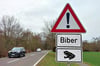Mit diesen Schildern wird an der Calenberger Straße vor Wildwechsel gewarnt.