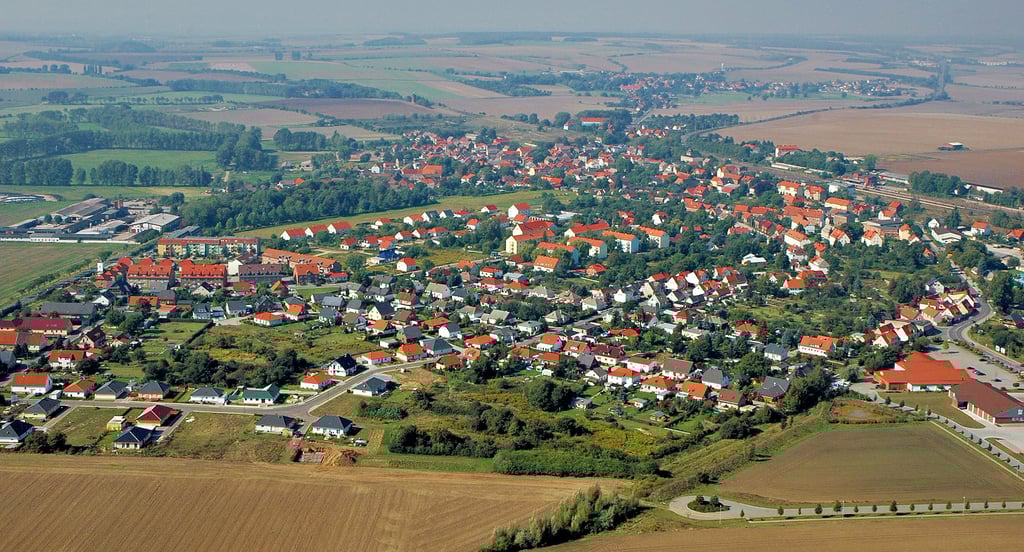 Blick aus der Vogelperspektive auf die Gemeinde Eilsleben, die sich nun auf ein inoffizielles Ersterwähnungsalter von 1050 Jahren verständigt hat und dieses Jubiläum Anfang Mai groß feiern möchte.